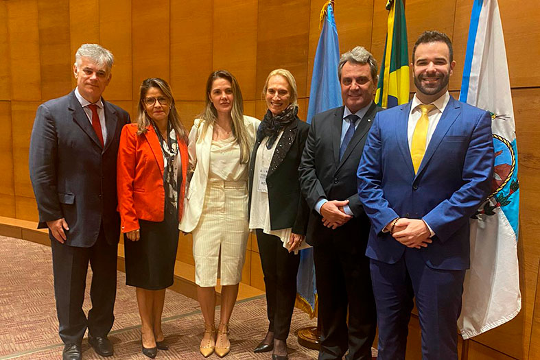 Autoridades do judiciário capixaba posam para foto.