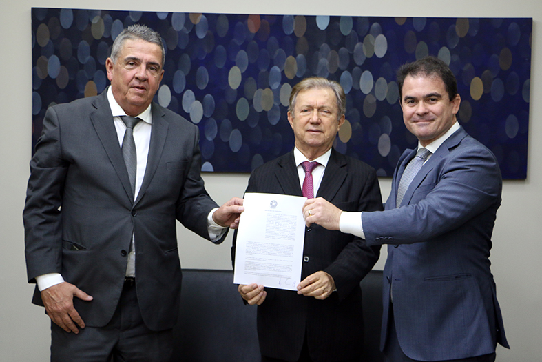 Autoridades diversas posam para foto.