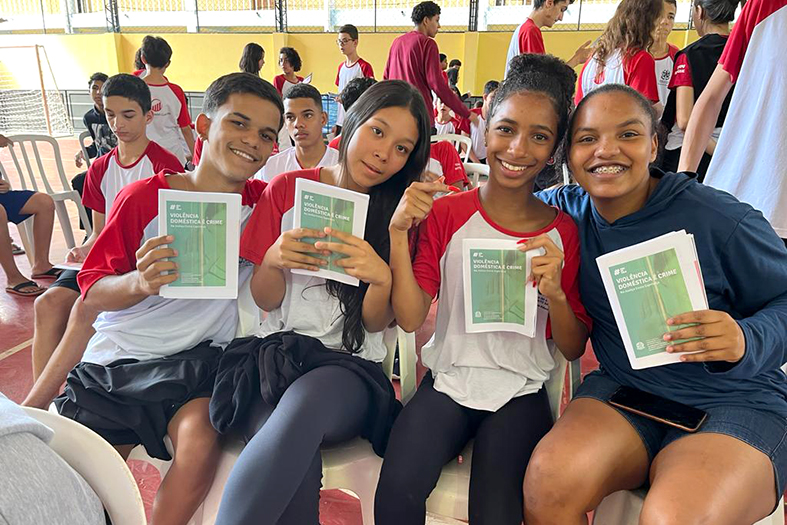 Grupo de adolescentes posa para foto.