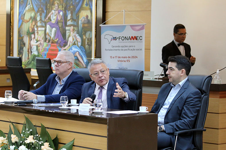 Painelistas debatem temas diversos durante o 15º Fonamec.