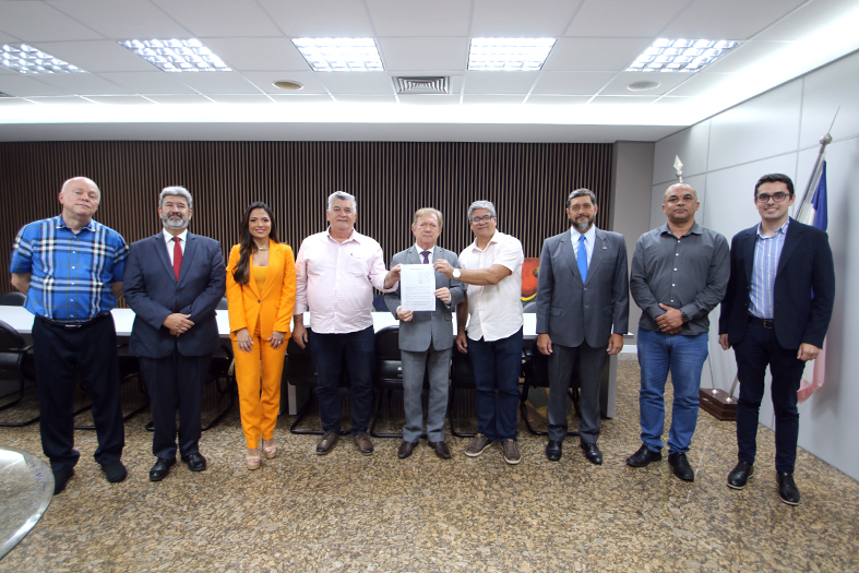 Autoridades diversas posam para foto.