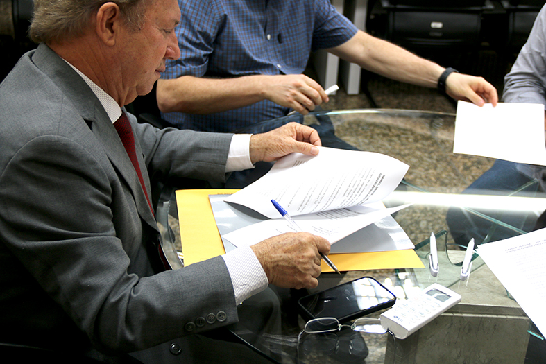 O presidente do TJES, desembargador Fabio Clem, assina documento de cooperação técnica com a Prefeitura Municipal de Muqui/ES.