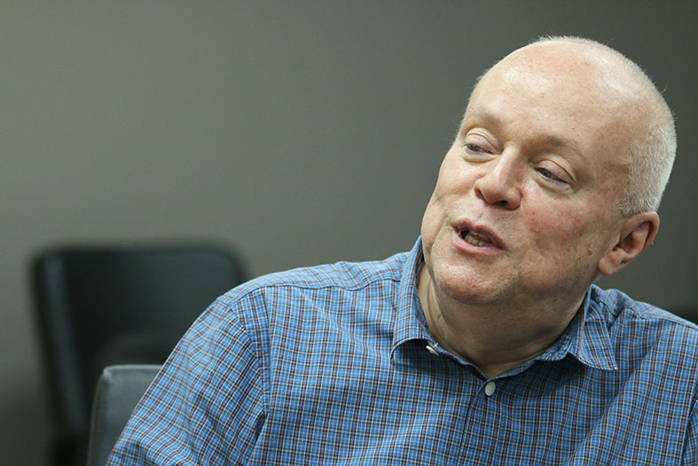 O presidente do CGTIC, desembargador Pedro Valls Feu Rosa, homem de pele branca com cabelos na cor branca e camisa de botão na cor azul.