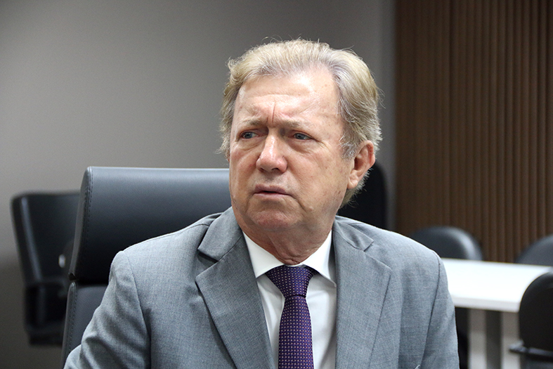 O presidente do TJES, desembargador Fabio Clem em reunião com a PMES.