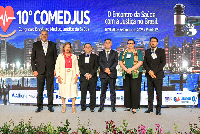Autoridades diversas posam para foto.