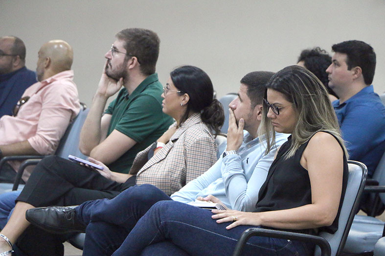 Candidatos na plateia.