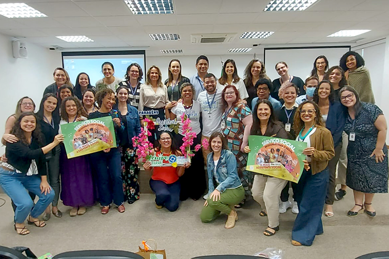 Assistentes Sociais e Psicólogos posam para foto..