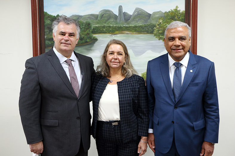 Os magistrados Júlio César Costa de Oliveira e Helimar Pinto, e a magistrada Rachel Durão Correia Lima posam para foto.