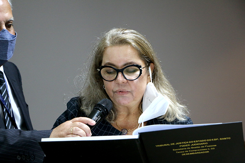 Juíza Rachel Durão Correia Lima lendo o termo de posse.