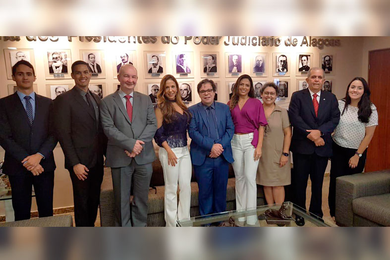 Grupo de 5 homens e 4 mulheres posa para foto.