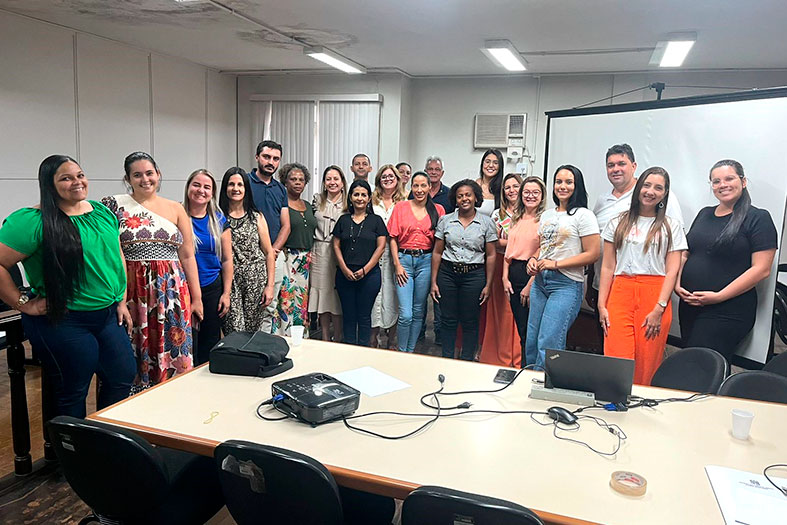 Conselheiros tutelares, magistrados e palestrantes posam para foto.