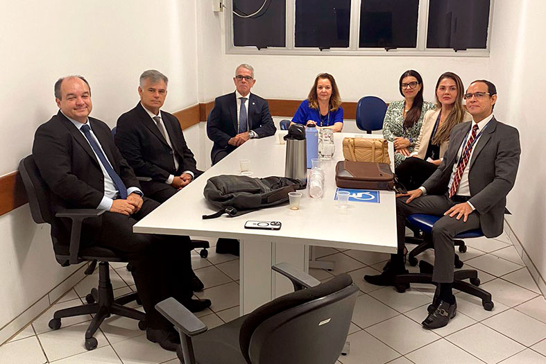 Autoridades do judiciário posam para foto.