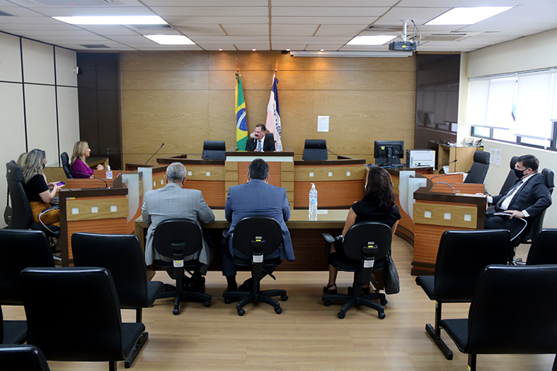 grupo de pessoas reunidas em uma das câmaras do tjes