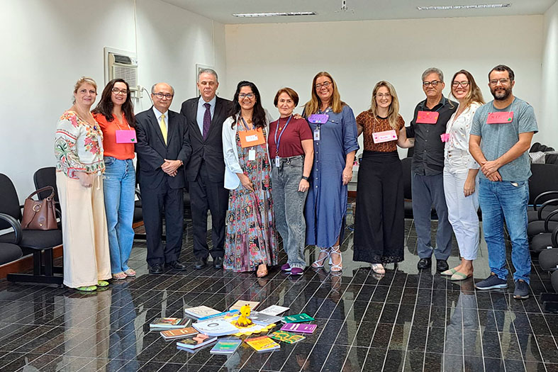 Magistrados e servidores posam para foto.