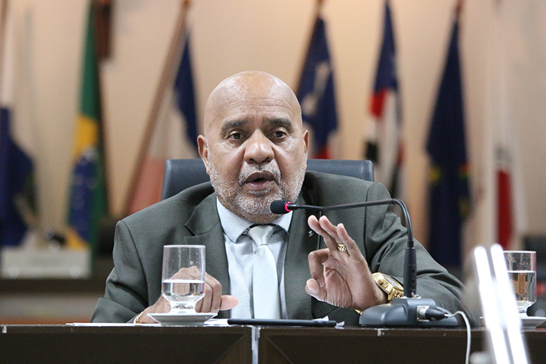 Desembargador William Silva, homem de pele negra, calvo e com barba grisalha, fala ao microfone.