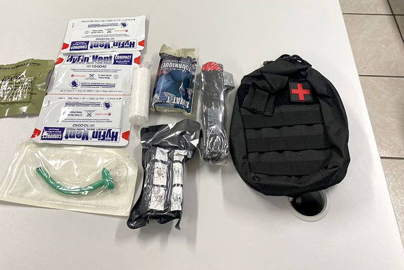 Kits pré-hospitalares entregues, como doação, à Polícia Militar Capixaba.