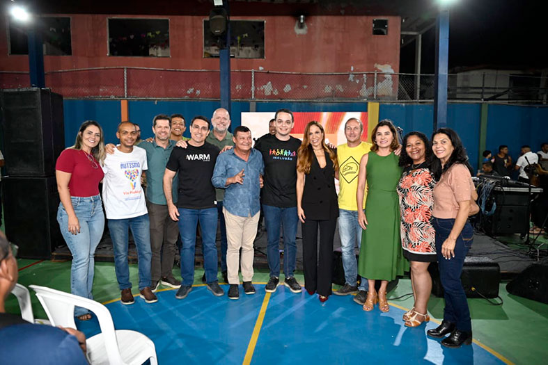 Moradores do bairro São José posam para foto com o prefeito de Vitória Lorenzo Pazolini, com o secretário de Desenvolvimento da Cidade, Luciano Forrechi, e com as Juízas Auxiliares Ana Cláudia Rodrigues de Faria e Gisele Souza de Oliveira.