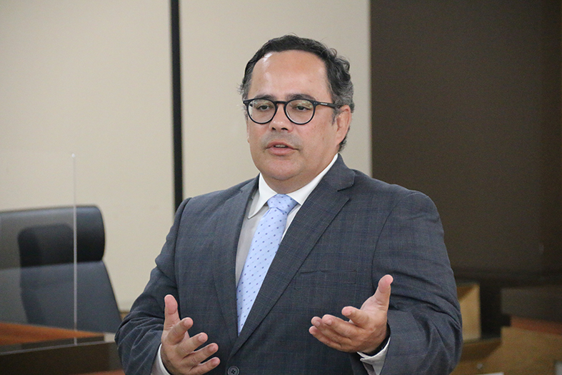 Desembargador Raphael Câmara fala à estudantes de direito durante visita monitorada.