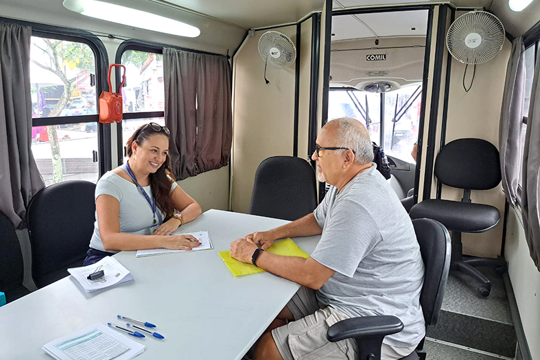 Jurisdicionado em atendimento dentro do ônibus do 3º cejusc.