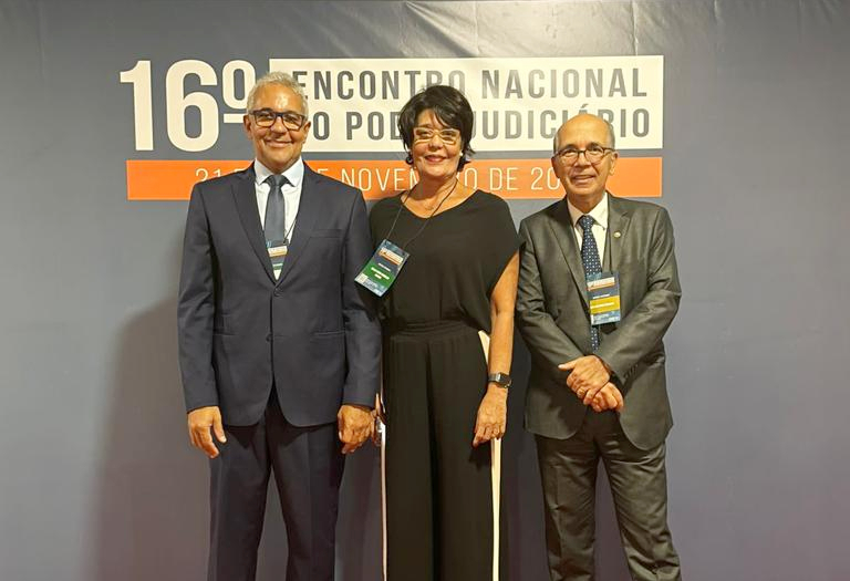 Representantes do poder judiciário capixaba posam para foto durante o 16º encontro nacional do poder judiciário em Brasília/DF.