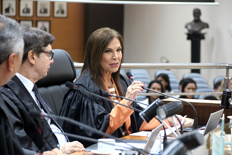 A desembargadora Débora Maria Ambos Corrêa da Silva.