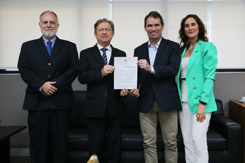 Autoridades diversas posam para foto.
