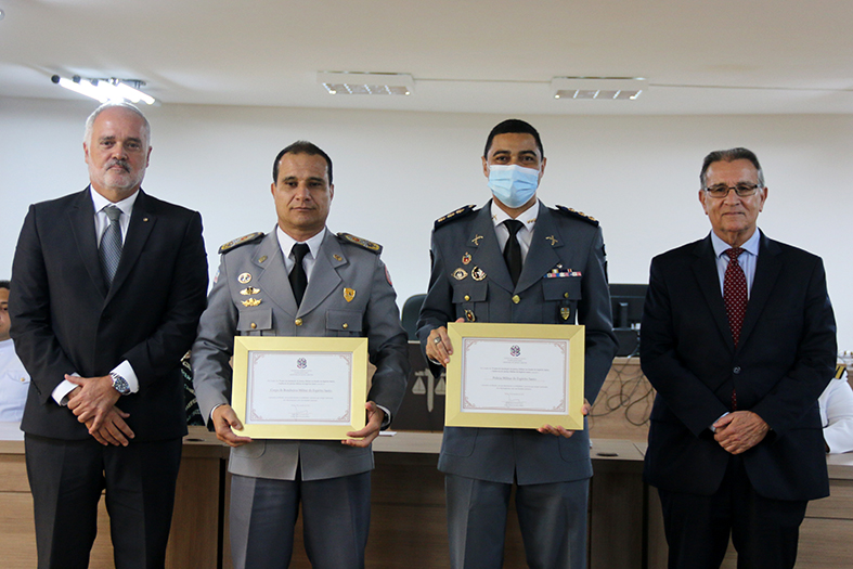 Autoridades diversas posam para foto.