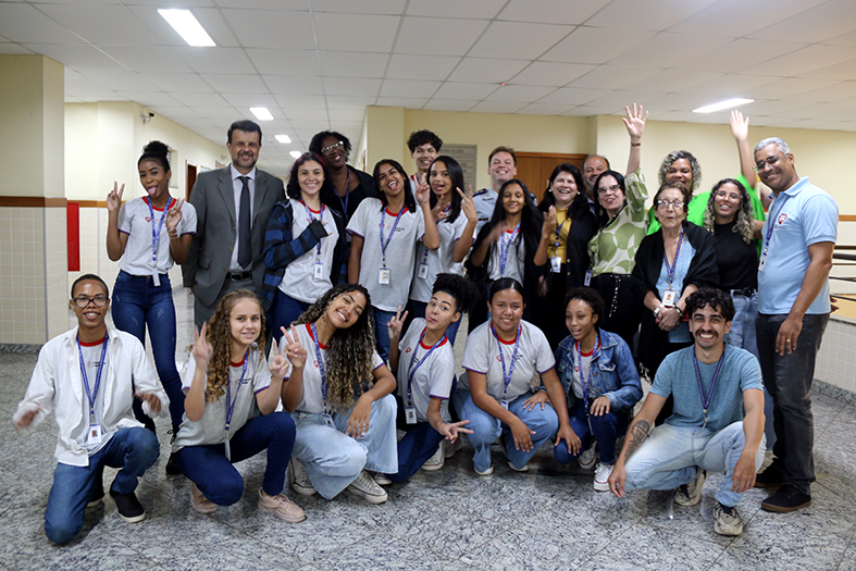 Adolescentes participantes da Fundação Fé e Alegria posam para foto juntamente com representantes do judiciário capixaba.
