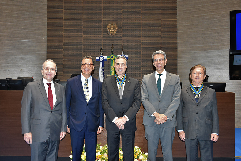 Autoridades diversas posam para foto.