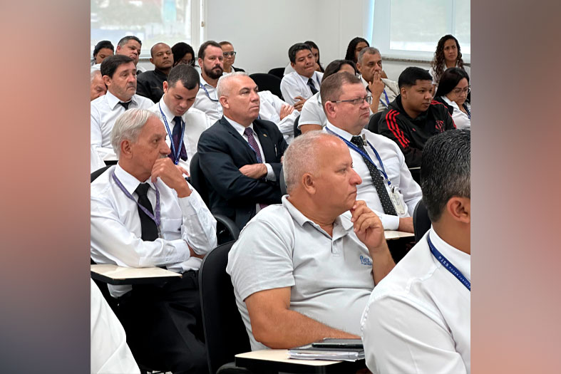 Colaboradores do TJES assistem a aula oferecida pela EMES.