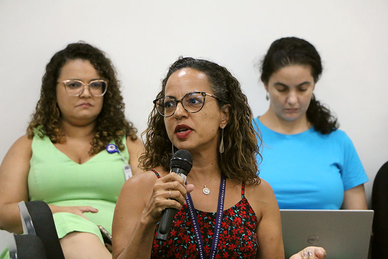 Participantes falando ao microfone.