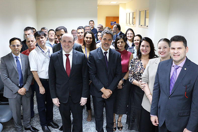 O presidente do TJES e a equipe do Fórum de Cariacica posam para foto.