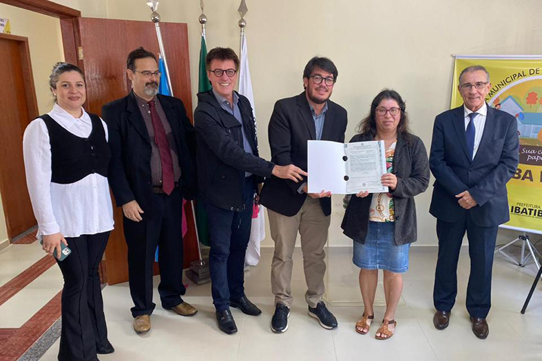Autoridades diversas posam para foto.