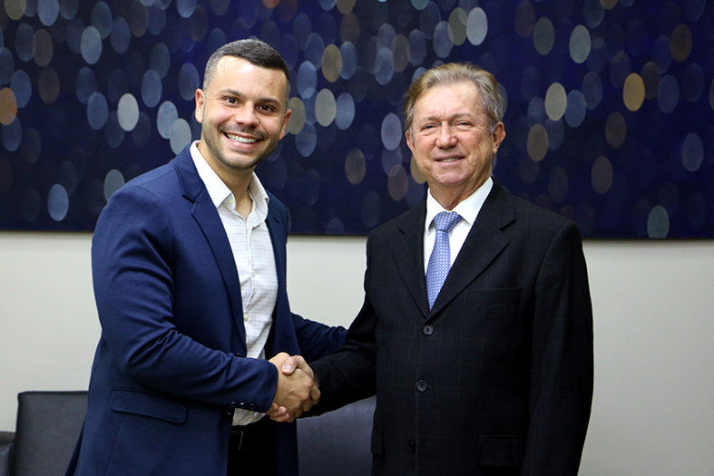 O desembargador Fabio Clem de Oliveira e o prefeito de Viana, Wanderson Borghardt Bueno apertam as mãos.