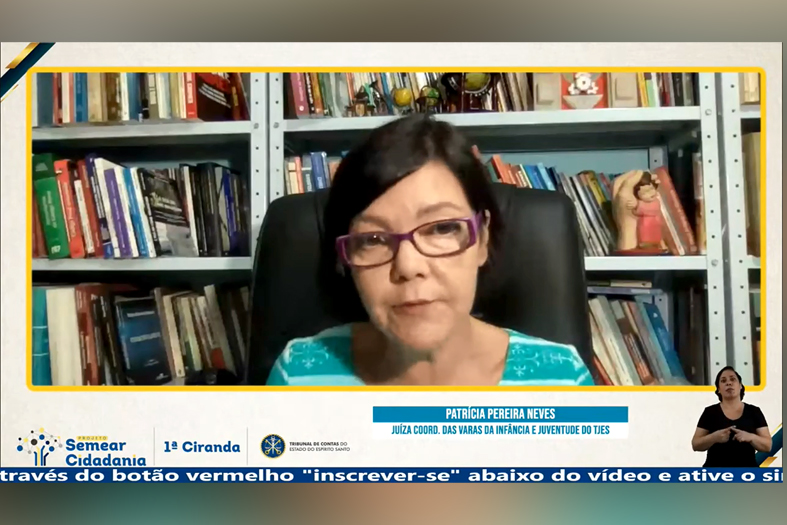 juíza Patrícia Pereira Neves, mulher branca de cabelo castanho escuro e óculos vermelhos, coordenadora das Varas da Infância e da Juventude do Tribunal de Justiça, participa do debate sobre educação e pandemia