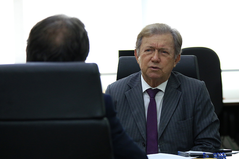 O presidente do TJES, desembargador Fabio Clem, conversa com o prefeito de Santa Teresa, Kleber da Costa.