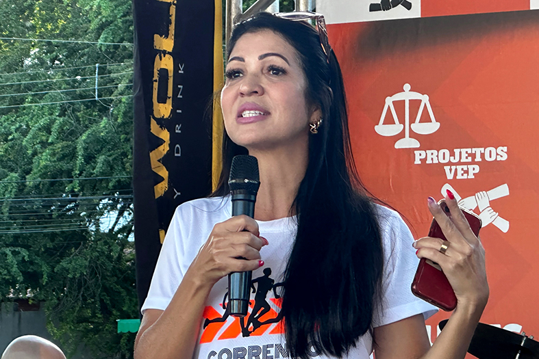 A juíza Patricia Faroni, idealizadora do projeto Correndo para Vencer, mulher branca com cabelos na cor preta.