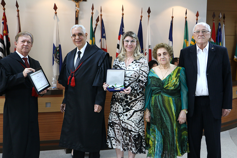 Desembargadores e seus familiares posam para foto.