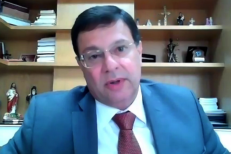desembargador fernando zardini, homem branco de estatura média, de cabelos escuros, usando óculos de aro metálico e terno na cor azul clara
