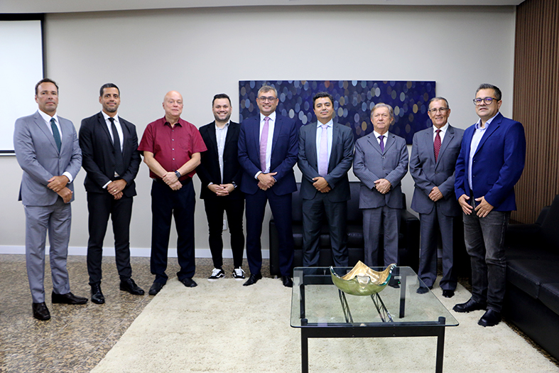 Autoridades diversas posam para foto.