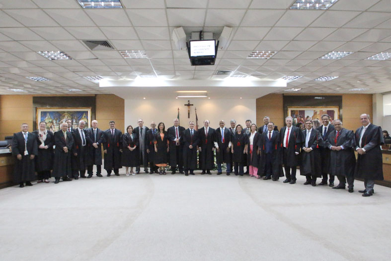 Todos os desembargadores e desembargadoras do TJES posam para foto ao lado demais autoridades capixabas.