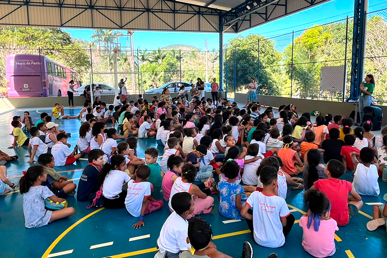 Crianças assistem a uma palestra na quadra da escola em Ecoporanga/ES.