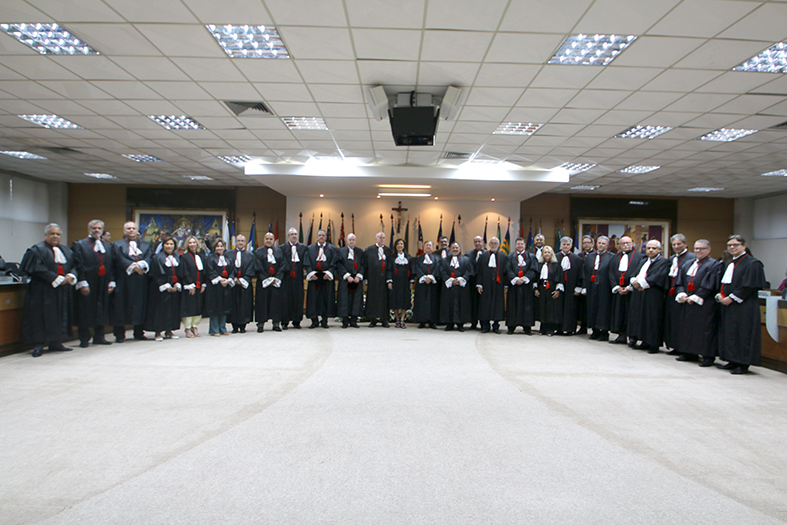 Todos os desembargadores do TJES posam para foto no salão do tribunal pleno do palácio.