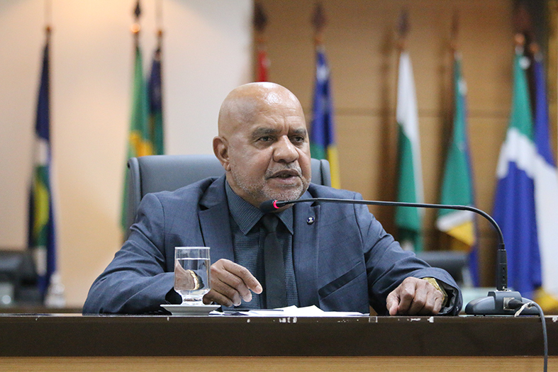 O diretor da Emes, desembargador Willian Silva fala ao microfone.