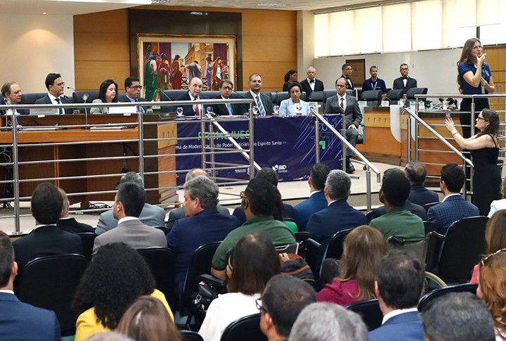 Plateia no salão do tribunal pleno.