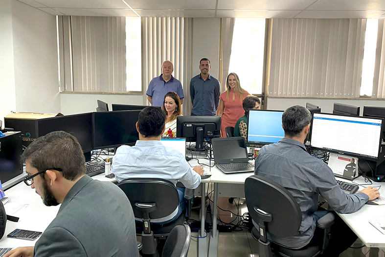 Desembargadores e servidores do tjes posam para foto junto à equipe da sti/tjes.