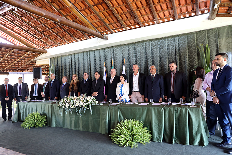 Autoridades diversas em evento no município de Apiacá/ES.