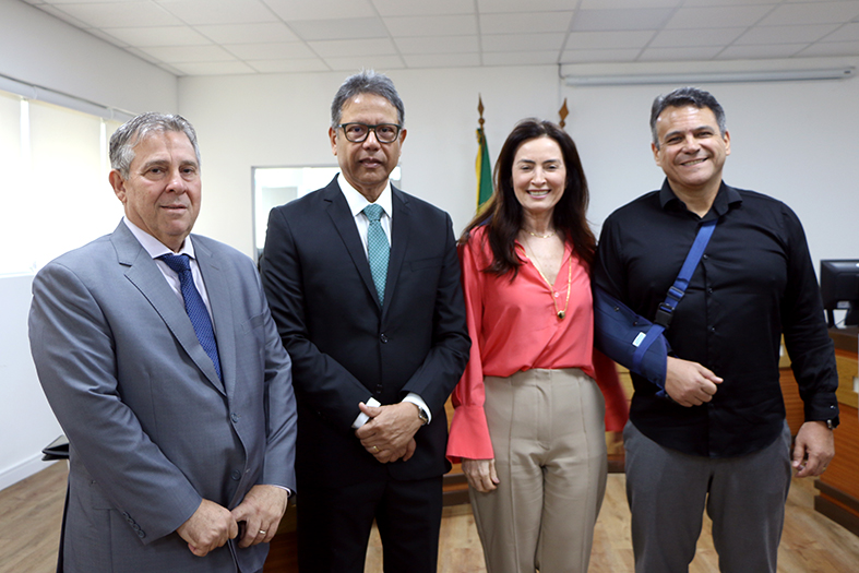 Autoridades do judiciário capixaba posam para foto.