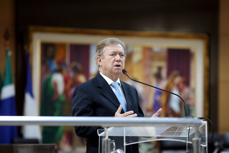 O presidente do TJES, desembargador Fabio Clem, fala ao microfone em aula magna da esmages..