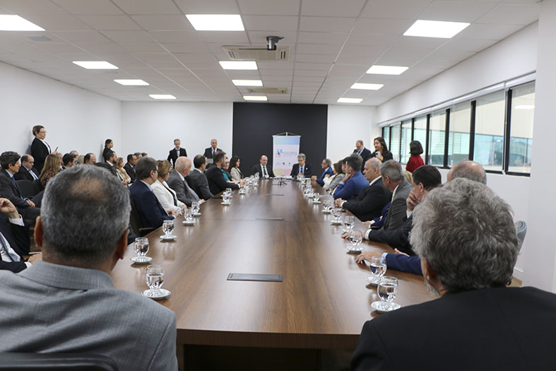 Magistrados e magistradas membros do Forjures reunidos em evento na presidência do TJES.